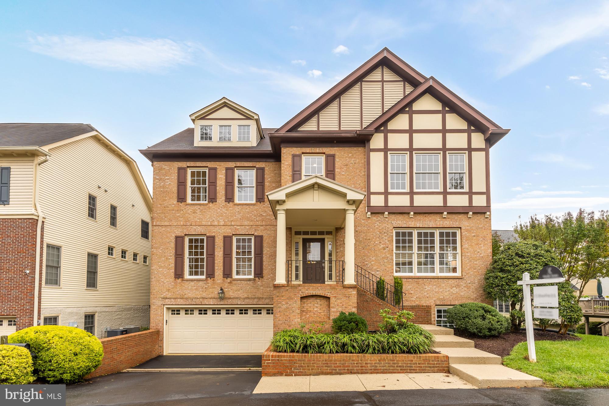 825 Woodside Pkwy