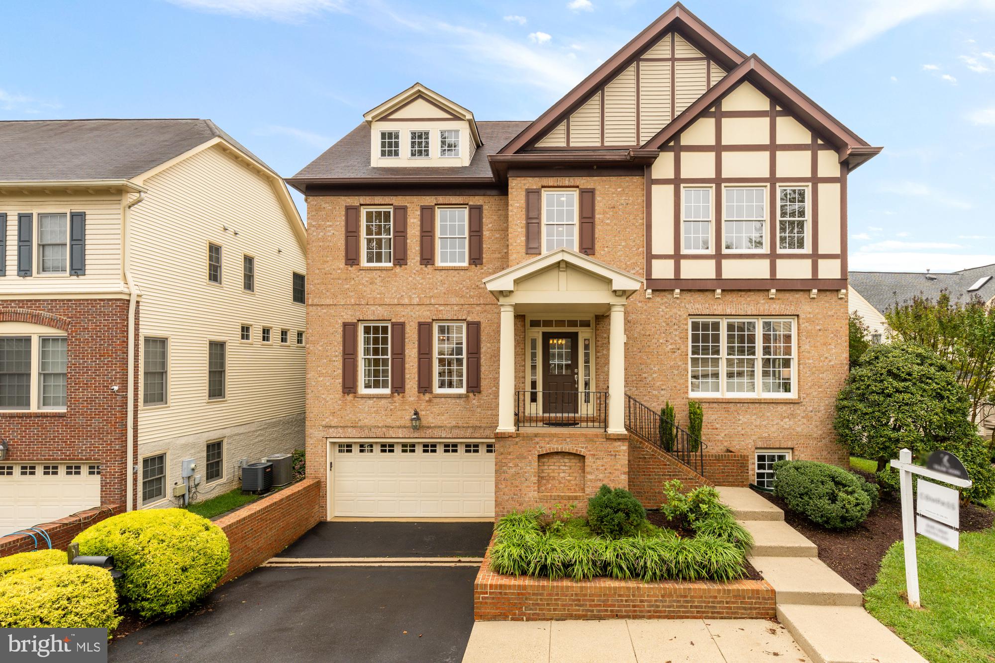 825 Woodside Pkwy