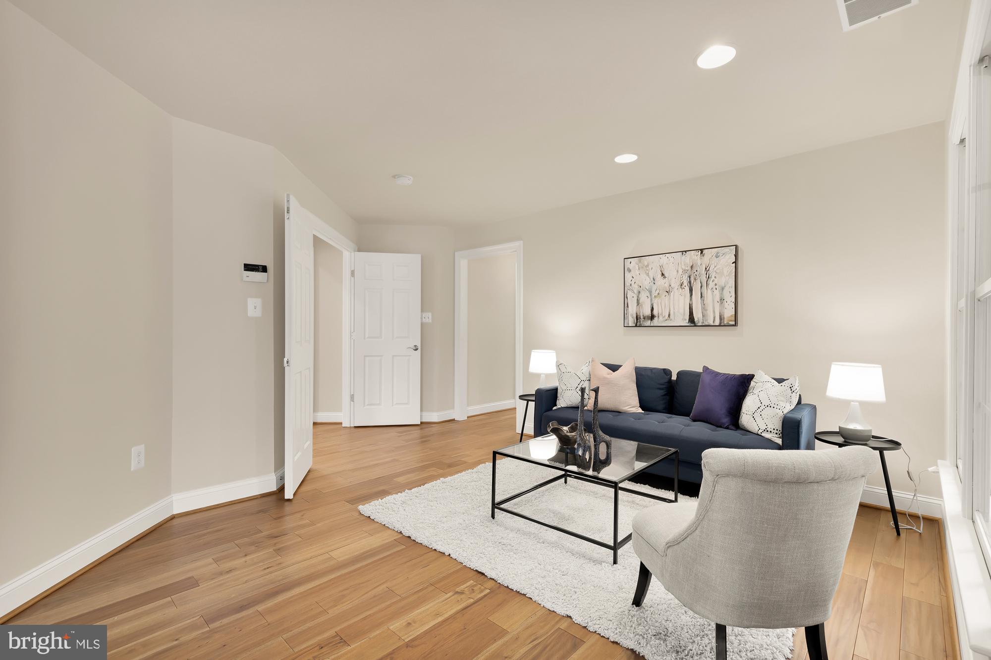 825 Woodside Pkwy