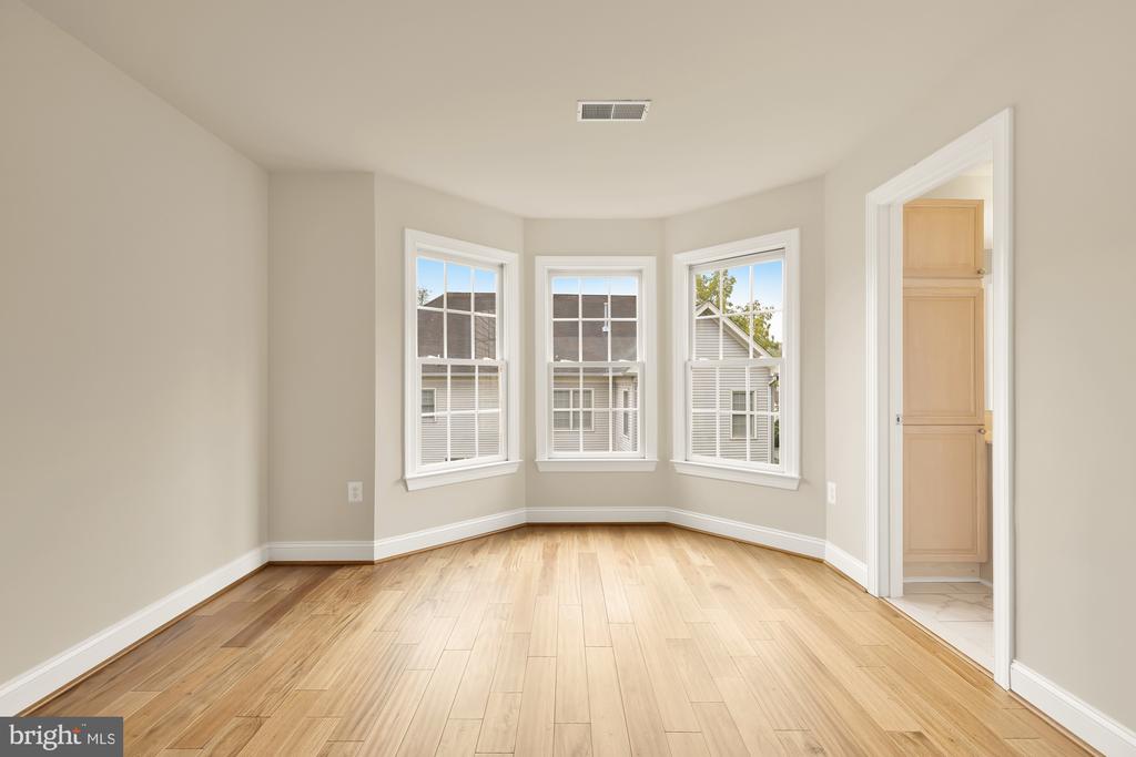 825 Woodside Pkwy