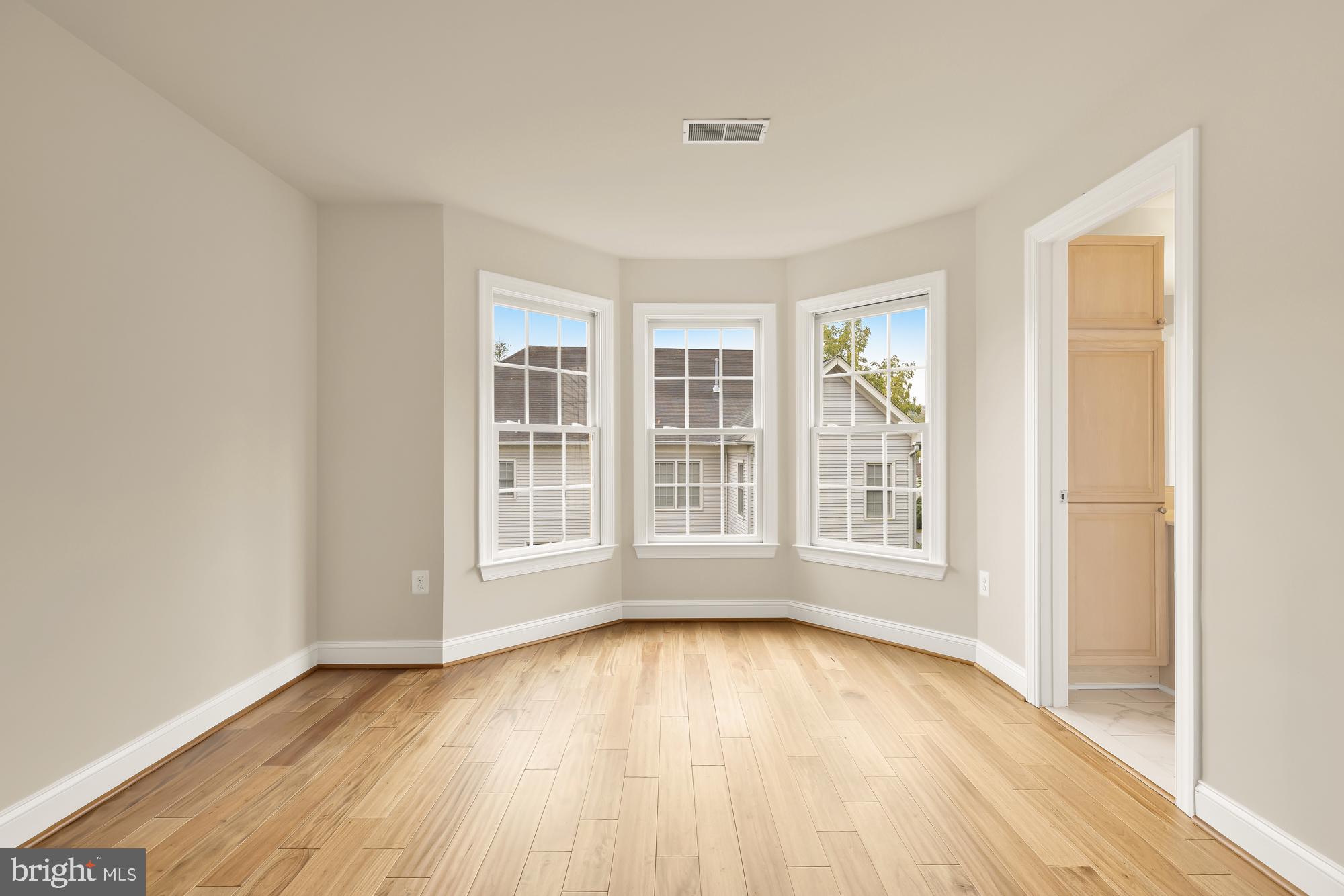 825 Woodside Pkwy