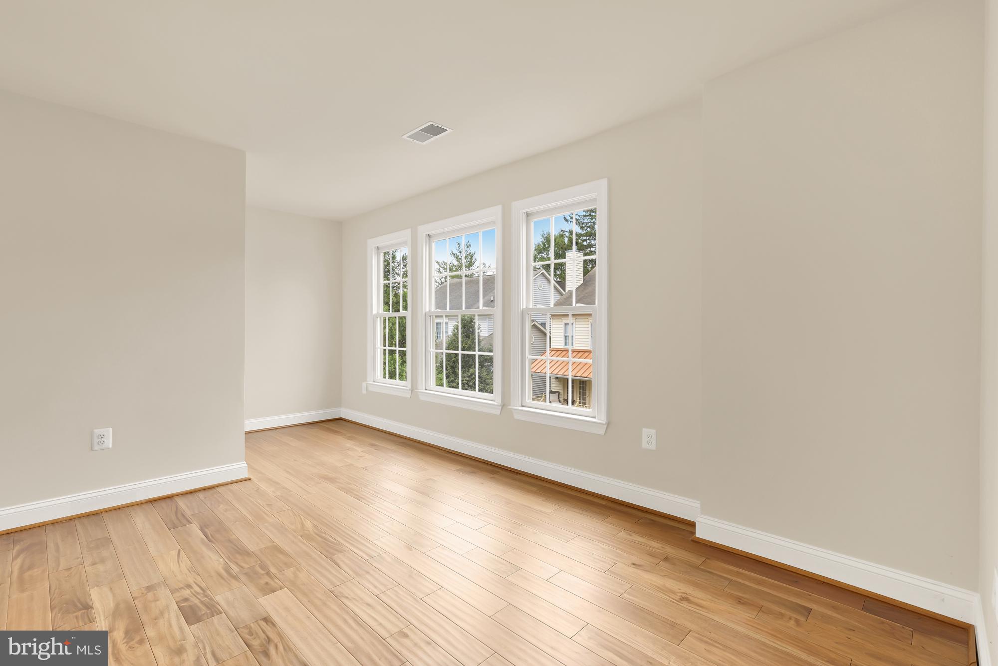 825 Woodside Pkwy