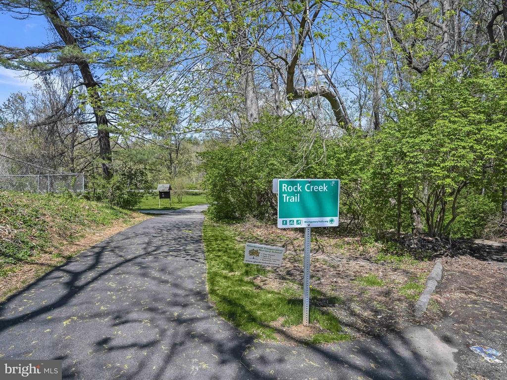 10318 Parkwood Dr