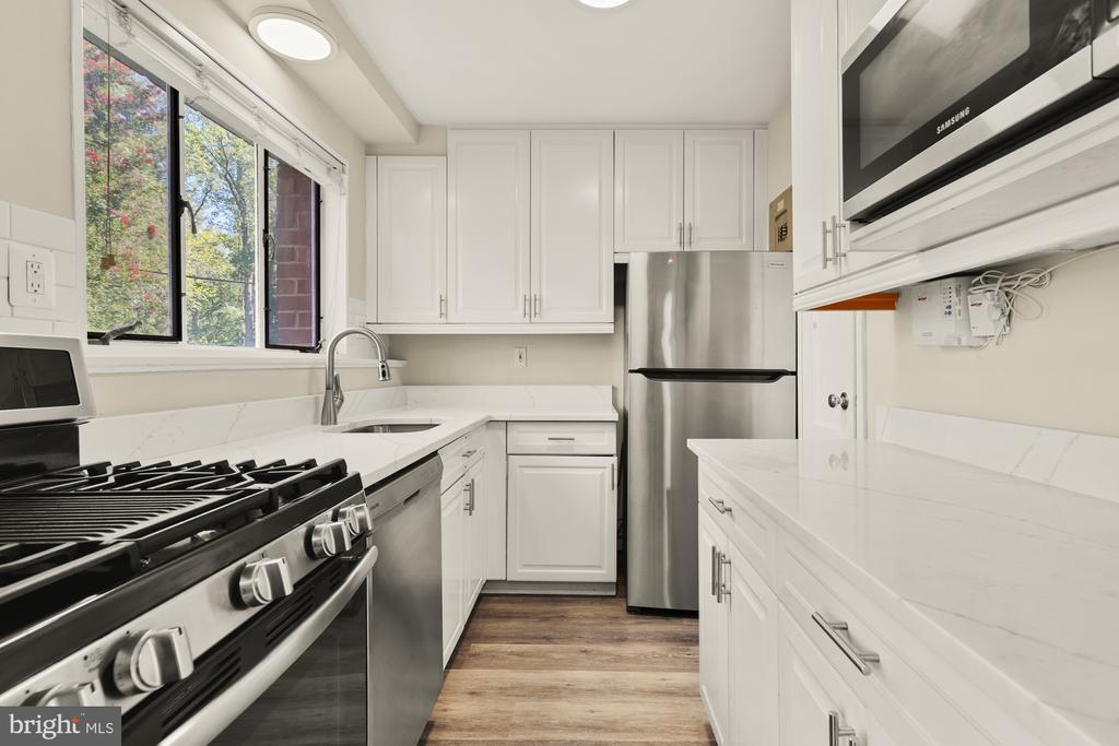 10413 MONTROSE AVENUE Unit: 101