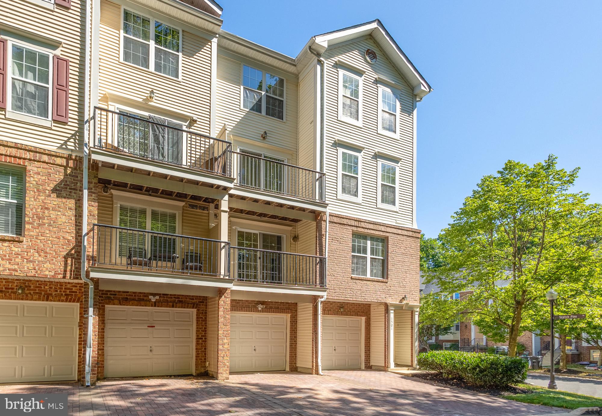 1523 Post Oak Dr #32