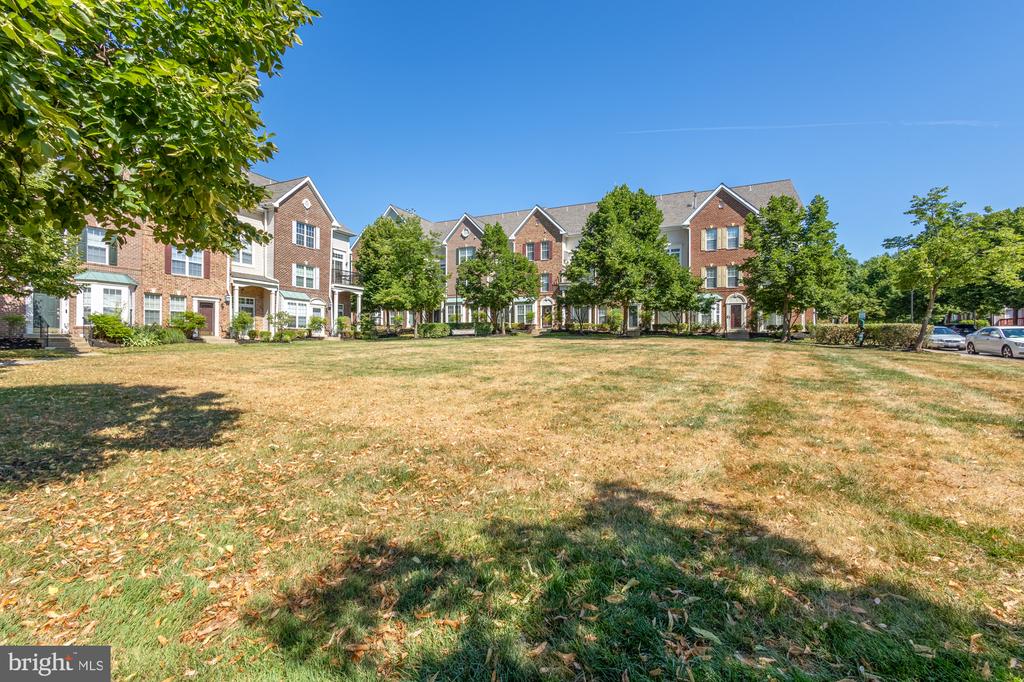 1523 Post Oak Dr #32