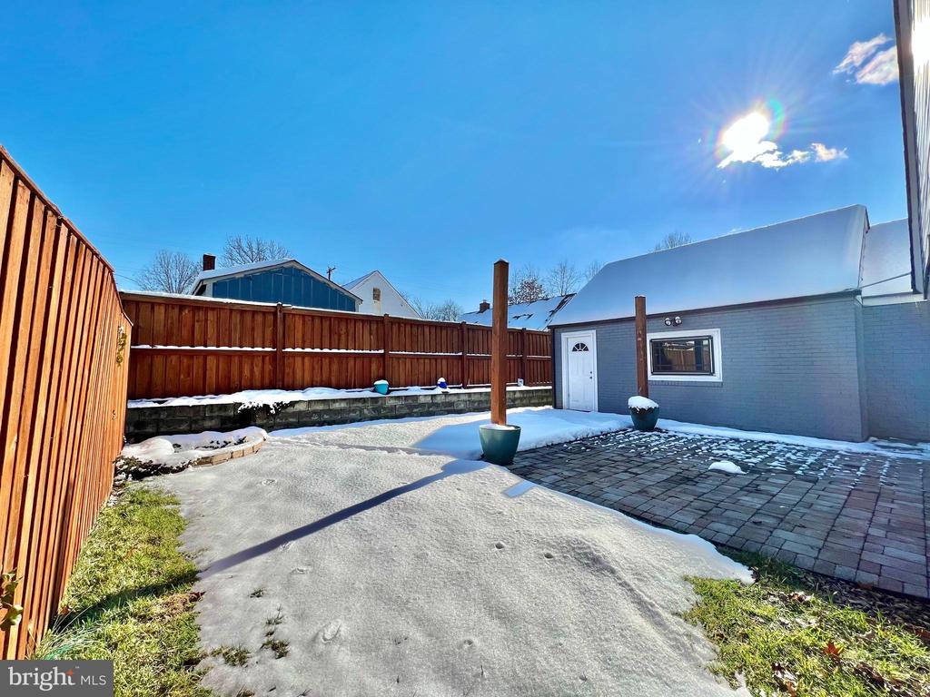 6833 STANDISH DRIVE