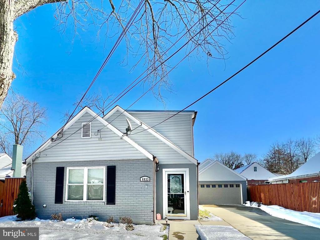 6833 STANDISH DRIVE