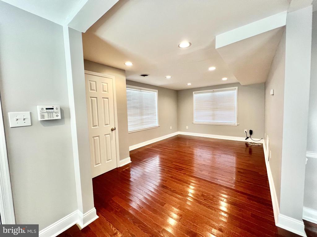 6833 STANDISH DRIVE