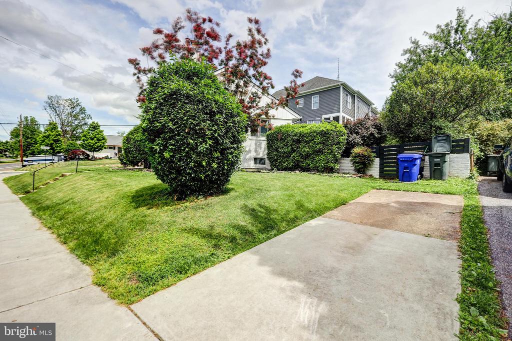 2013 Patrick Henry Dr