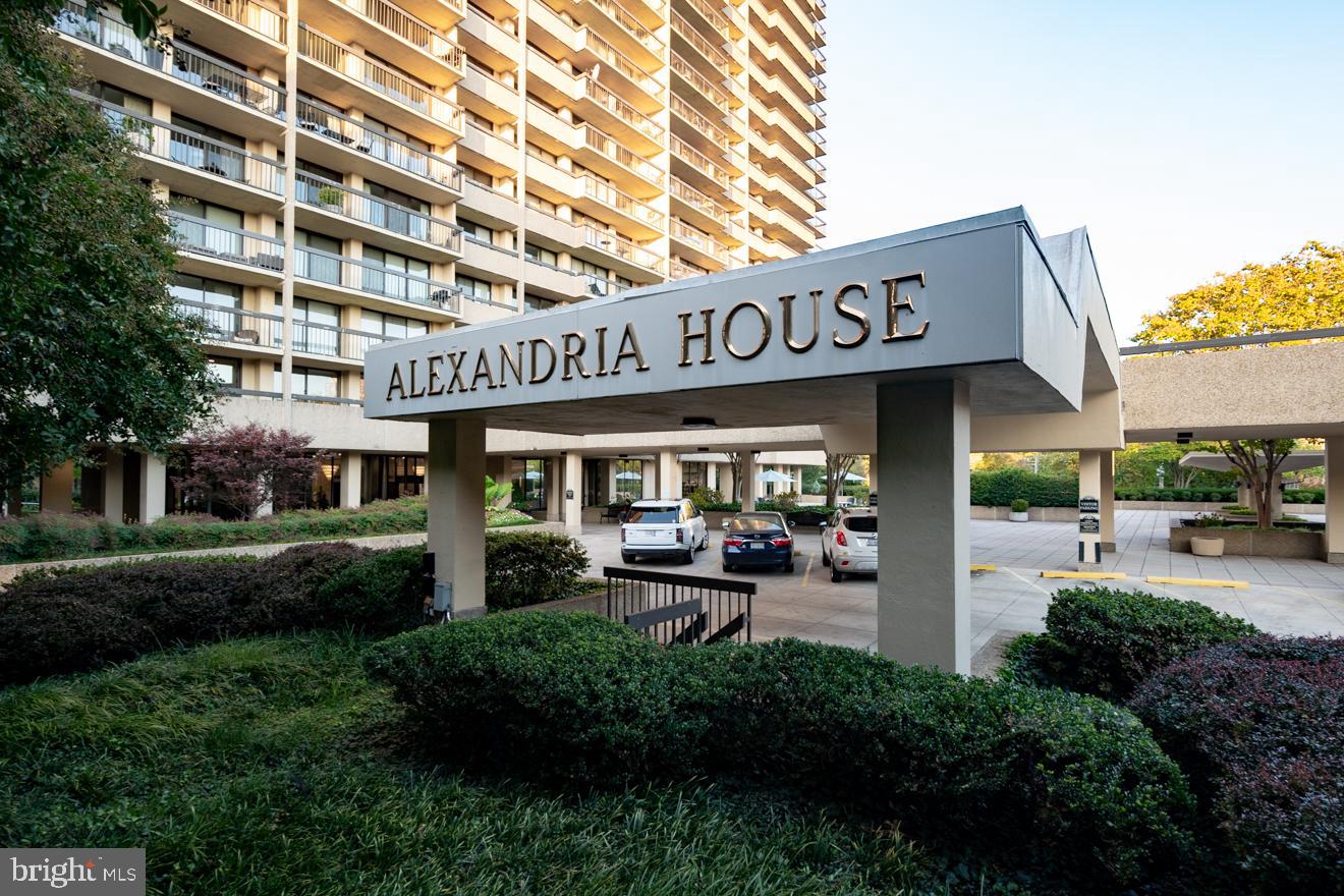 400 Madison St #1607