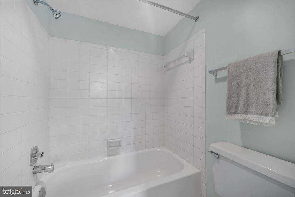 5115 Woodmire Ln