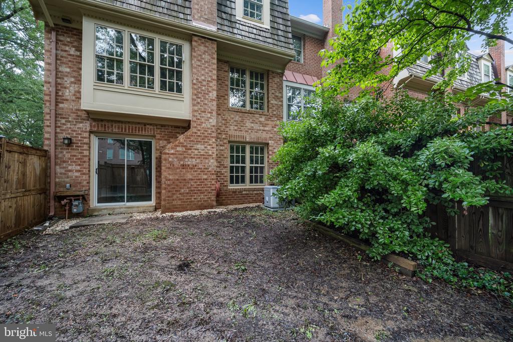 5115 Woodmire Ln