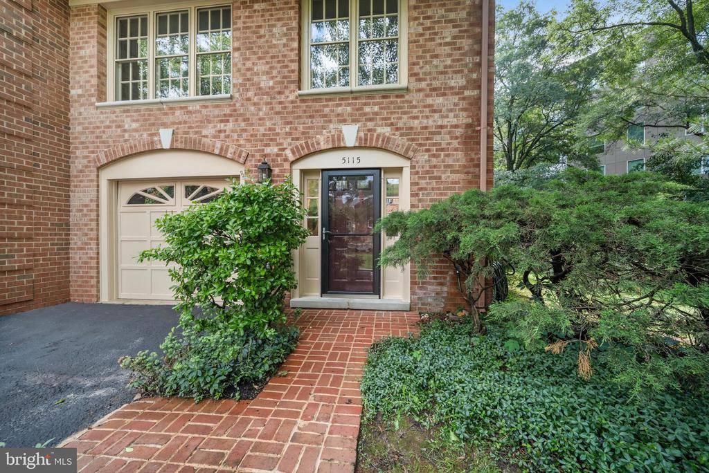 5115 Woodmire Ln