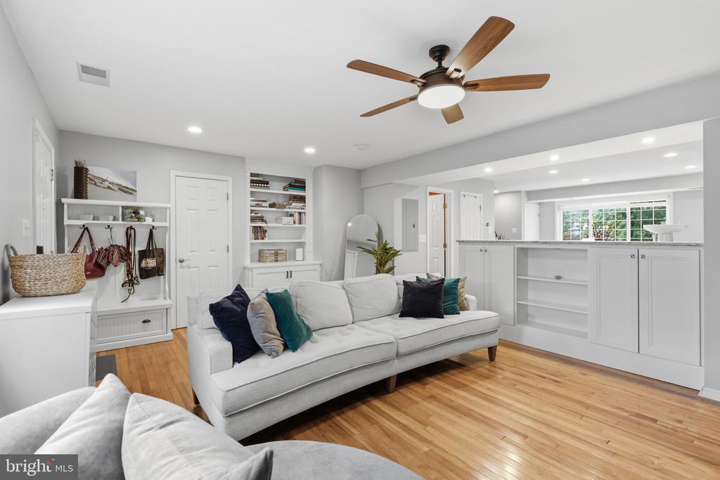 1545 N VAN DORN