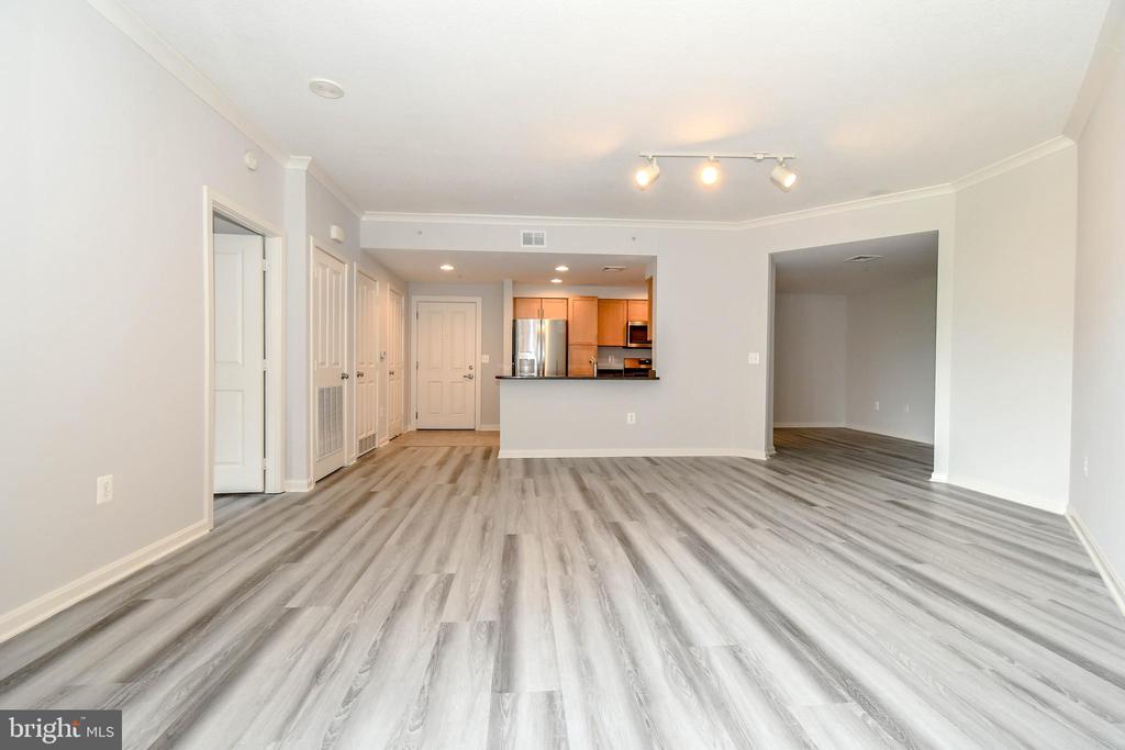 4480 Market Commons Dr #401