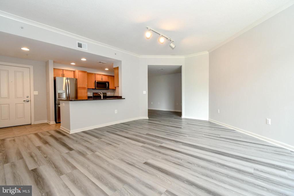 4480 Market Commons Dr #401