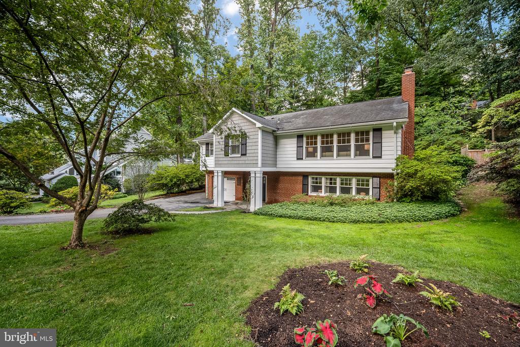 3609 WHISPERING LANE