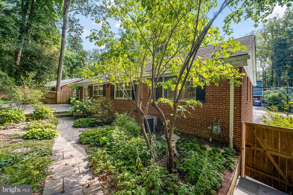 3609 WHISPERING LANE
