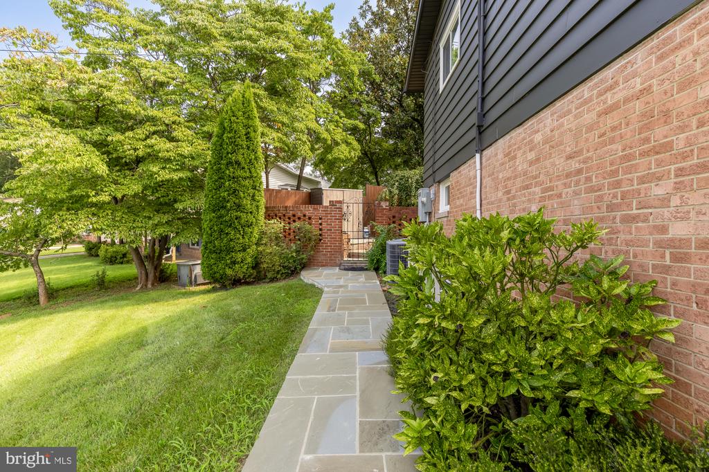 5010 KING RICHARD DRIVE