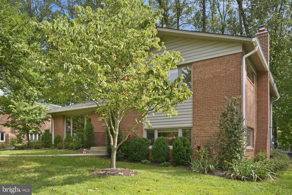 3413 SLADE COURT