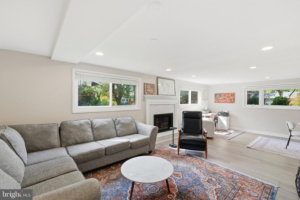 3413 SLADE COURT