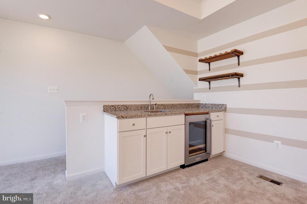 1501 TAWNY THRASHER TER NE