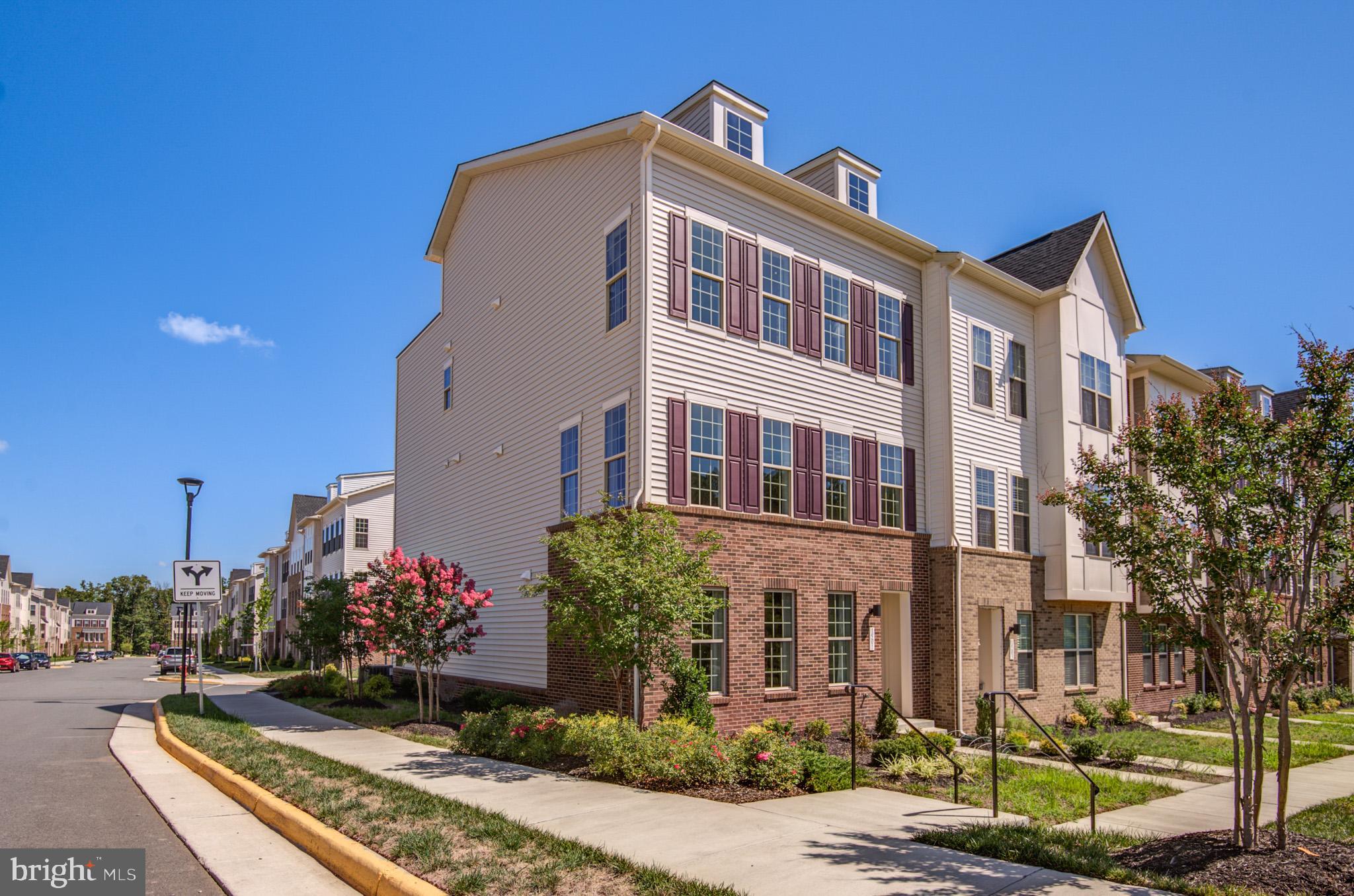 1501 TAWNY THRASHER TER NE