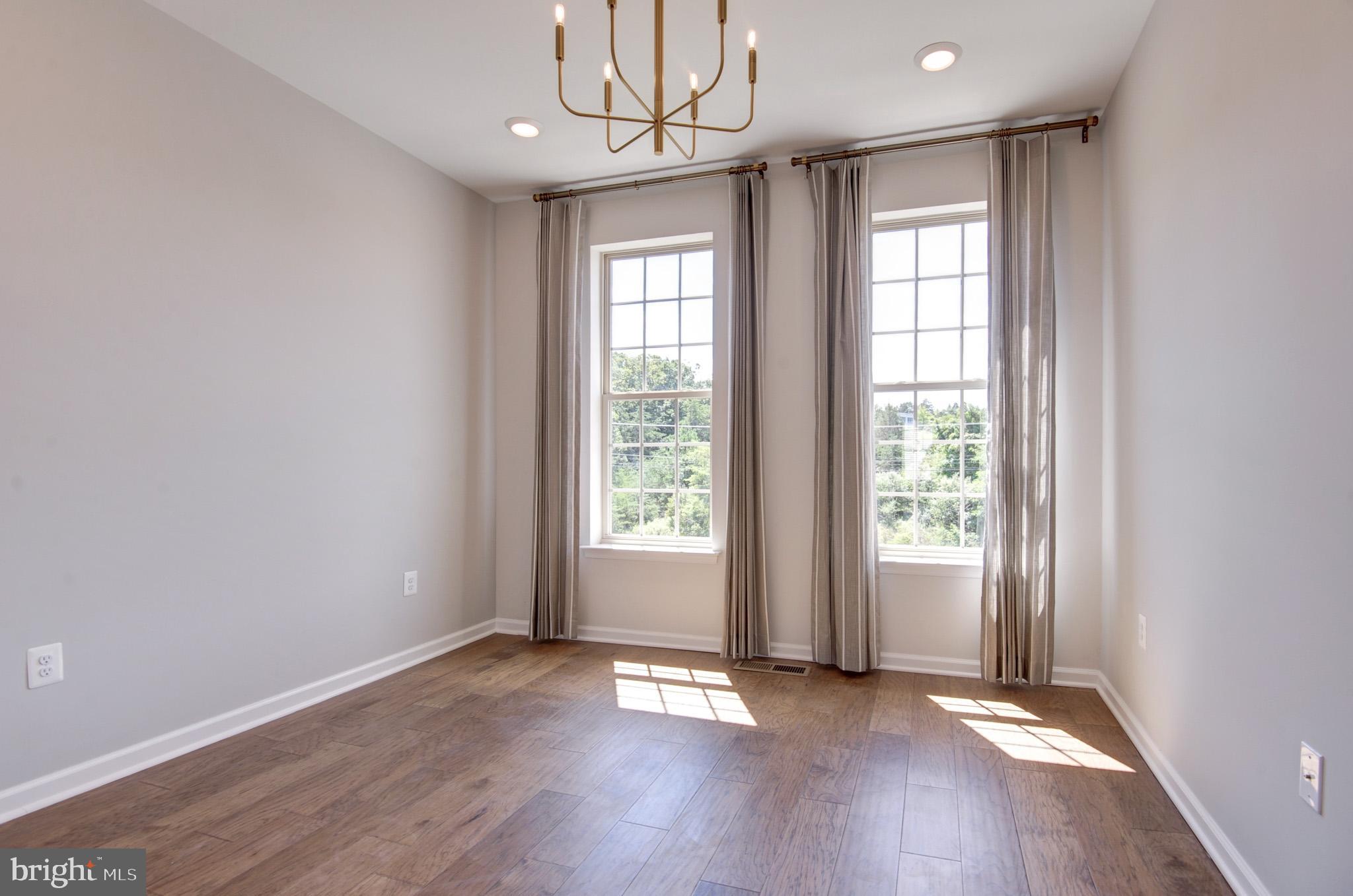 1501 TAWNY THRASHER TER NE