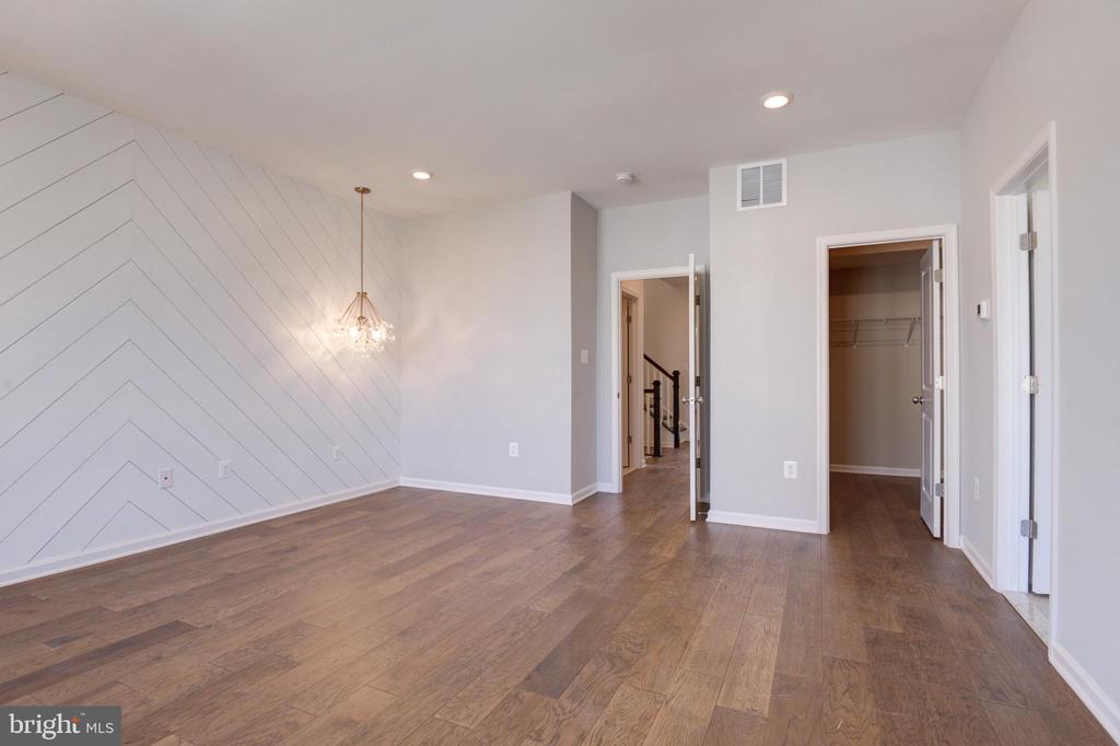 1501 TAWNY THRASHER TER NE