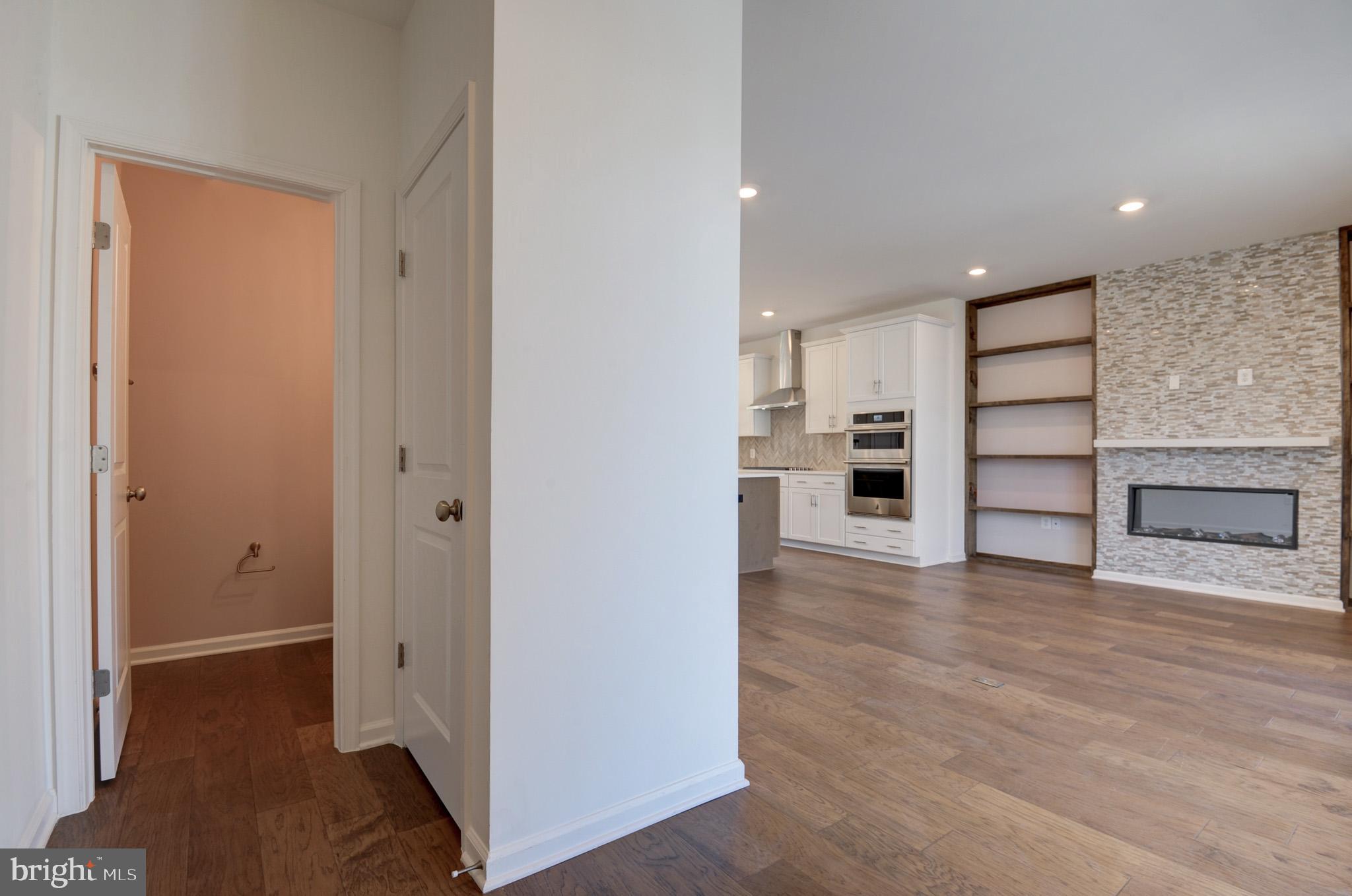 1501 TAWNY THRASHER TER NE