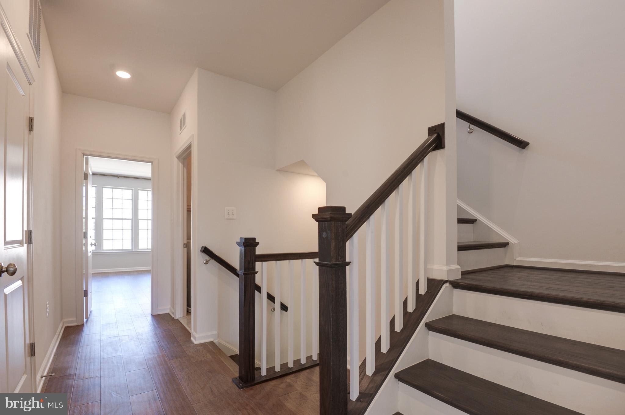 1501 TAWNY THRASHER TER NE