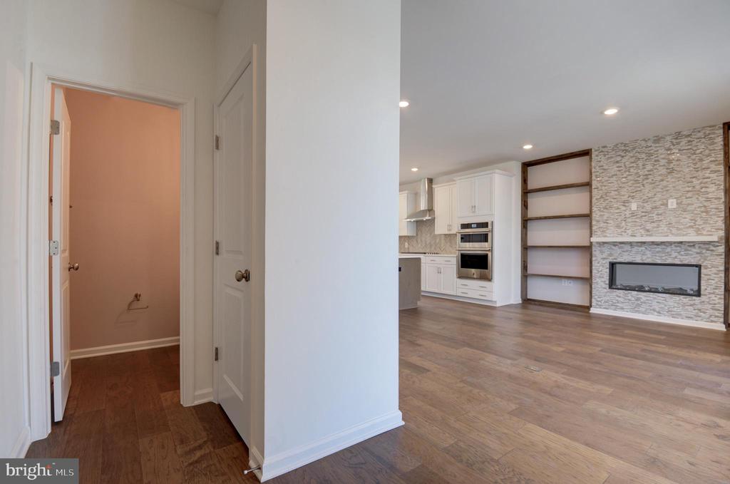 1501 TAWNY THRASHER TER NE