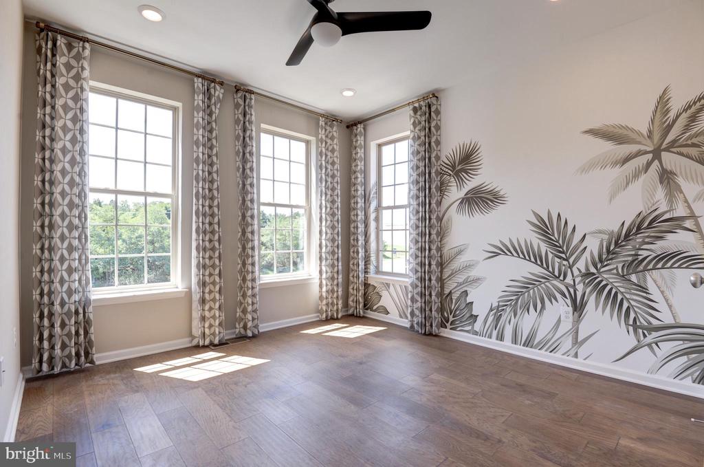 1501 TAWNY THRASHER TER NE