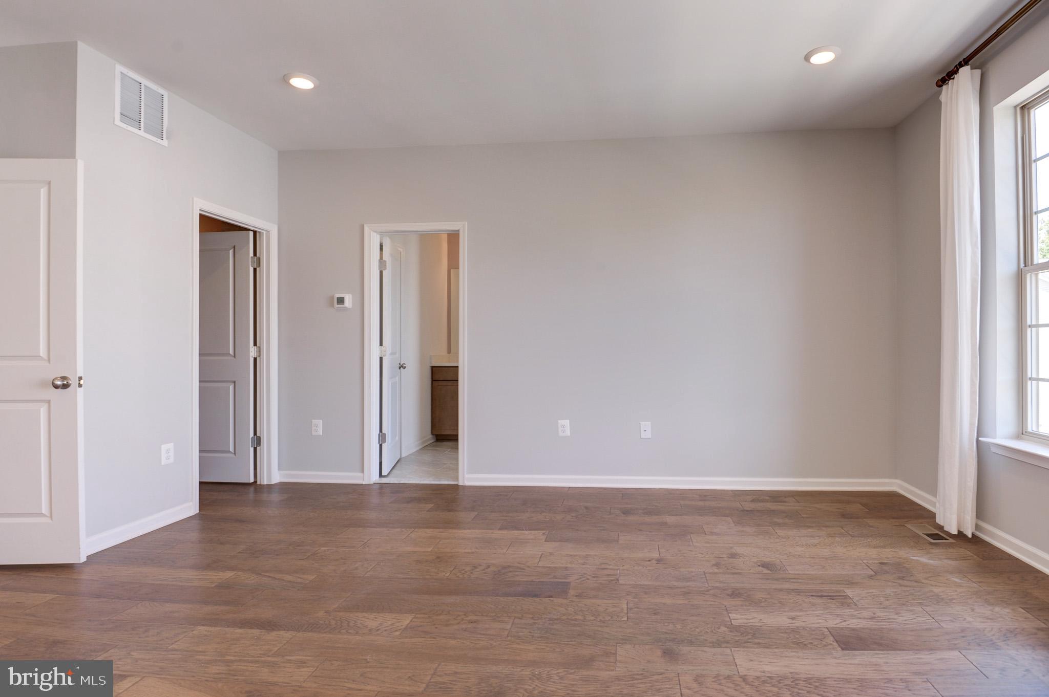 1501 TAWNY THRASHER TER NE