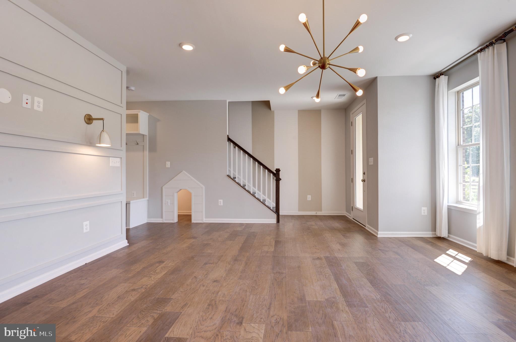 1501 TAWNY THRASHER TER NE