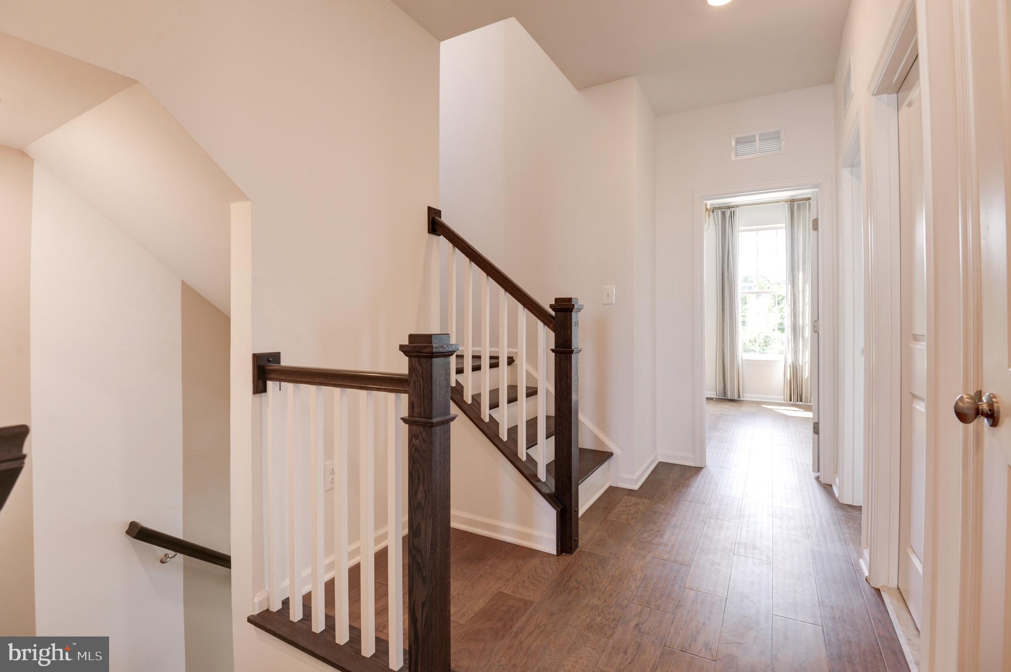 1501 TAWNY THRASHER TER NE