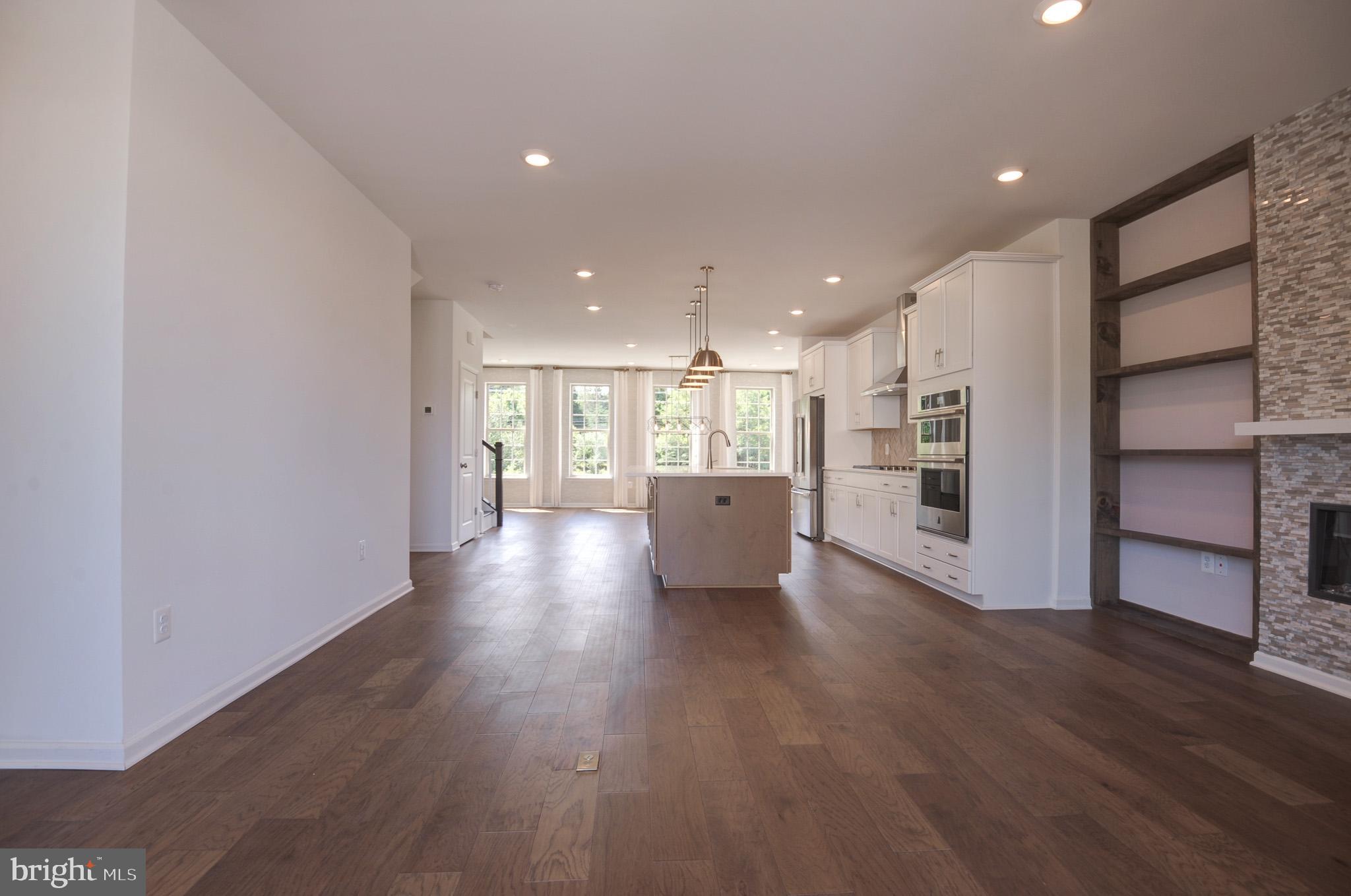 1501 TAWNY THRASHER TER NE