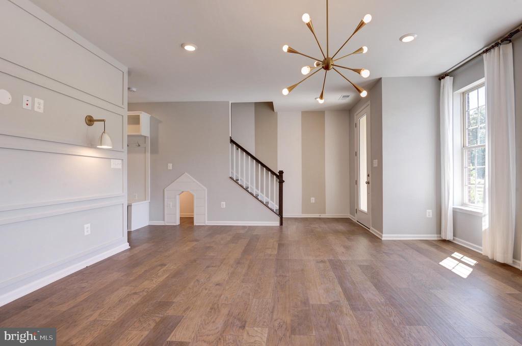 1501 TAWNY THRASHER TER NE