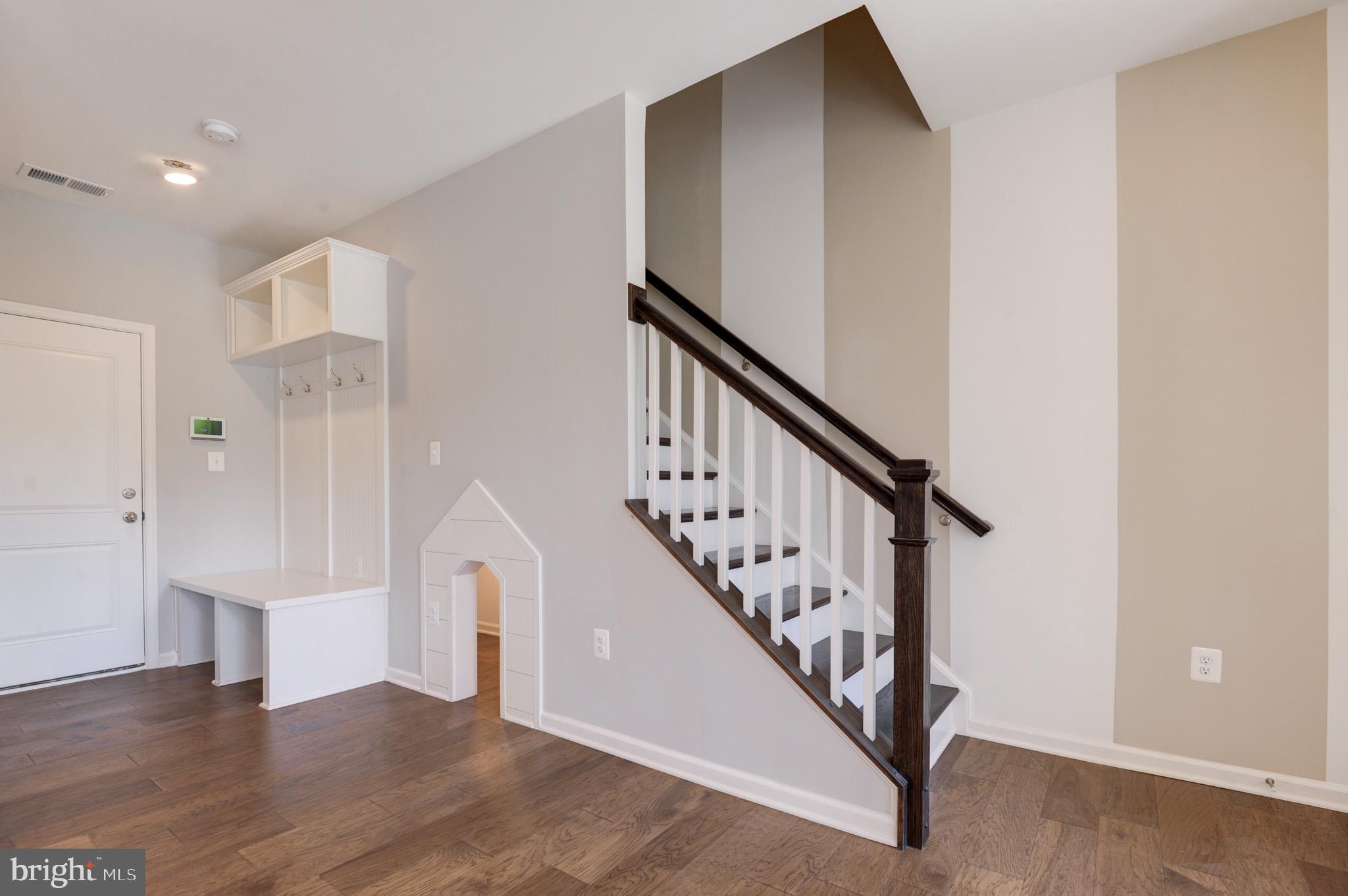1501 TAWNY THRASHER TER NE