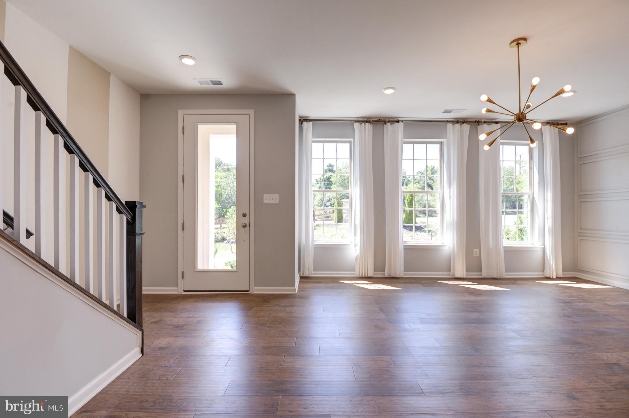 1501 TAWNY THRASHER TER NE