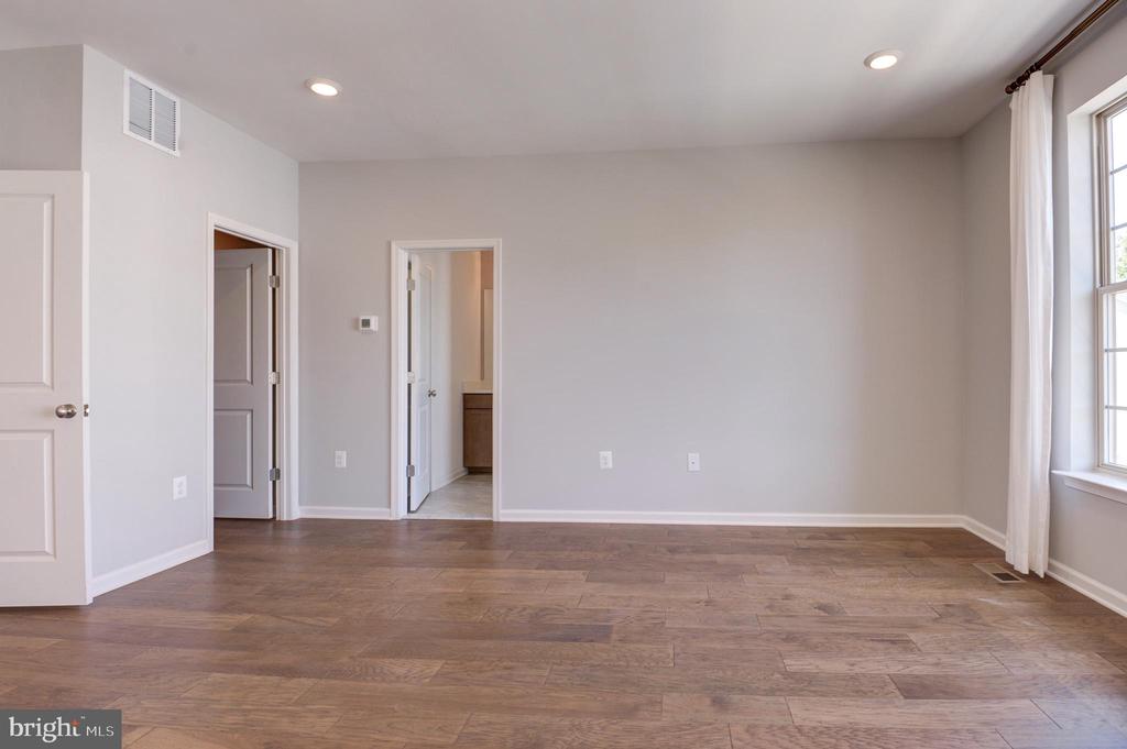 1501 TAWNY THRASHER TER NE
