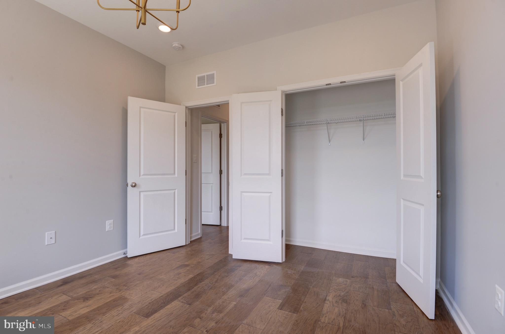 1501 TAWNY THRASHER TER NE
