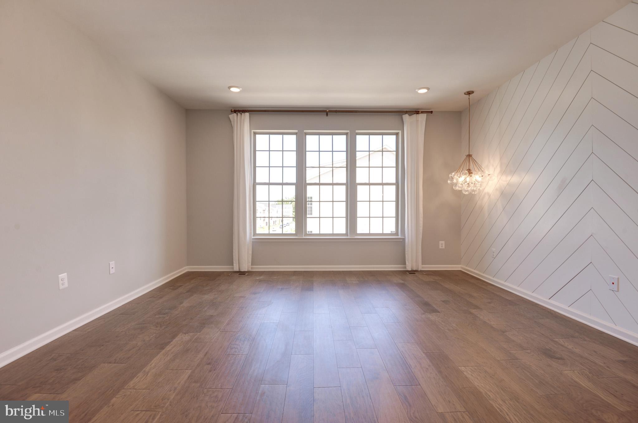 1501 TAWNY THRASHER TER NE