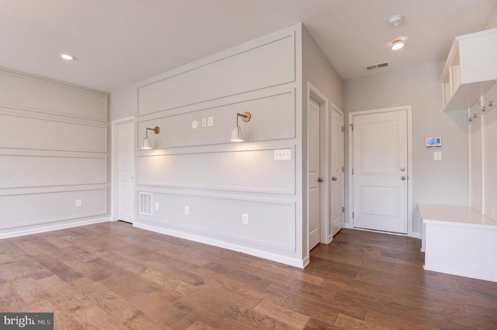 1501 TAWNY THRASHER TER NE