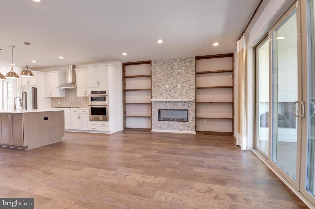 1501 TAWNY THRASHER TER NE