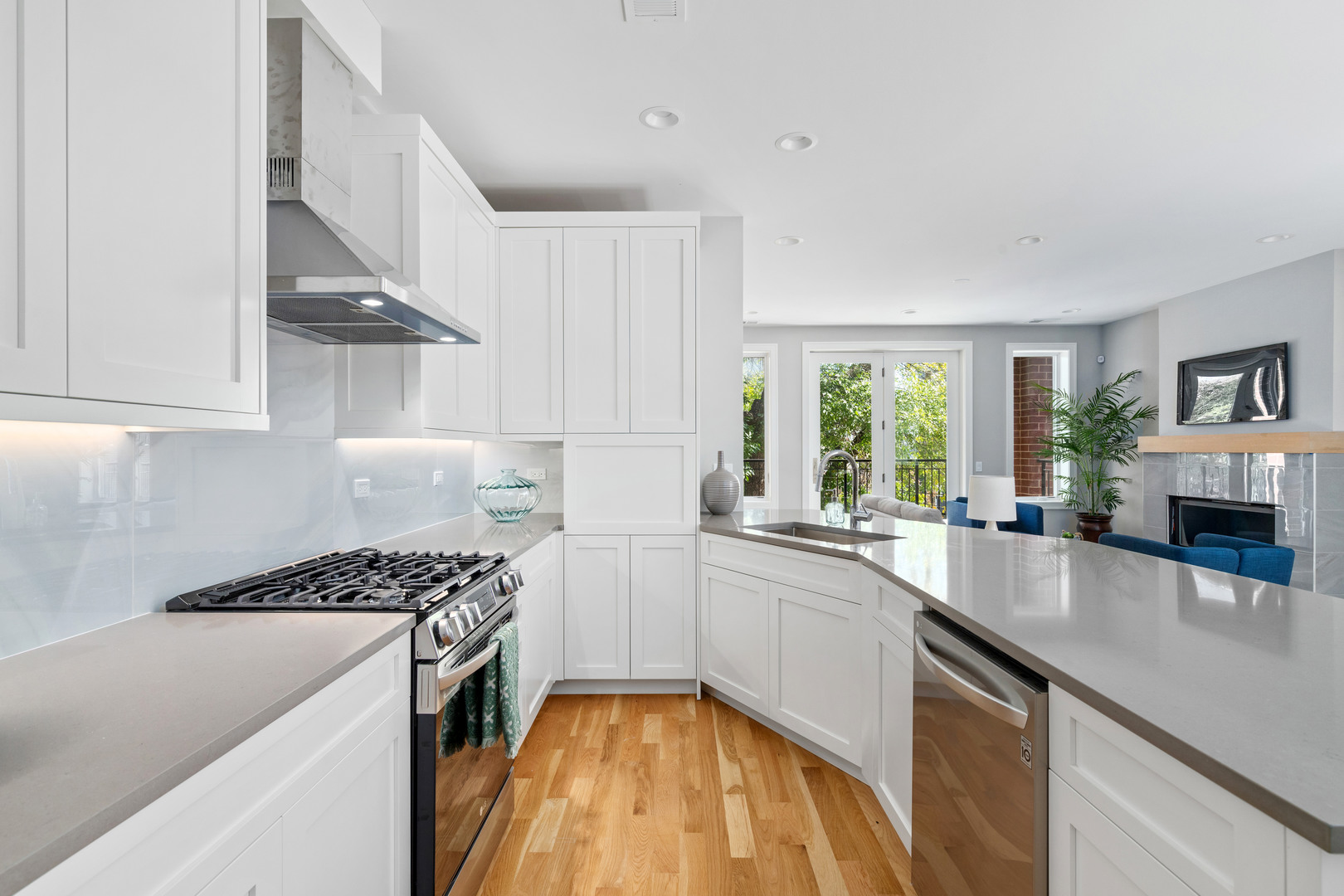 3216 N Francisco Avenue Unit: 3S