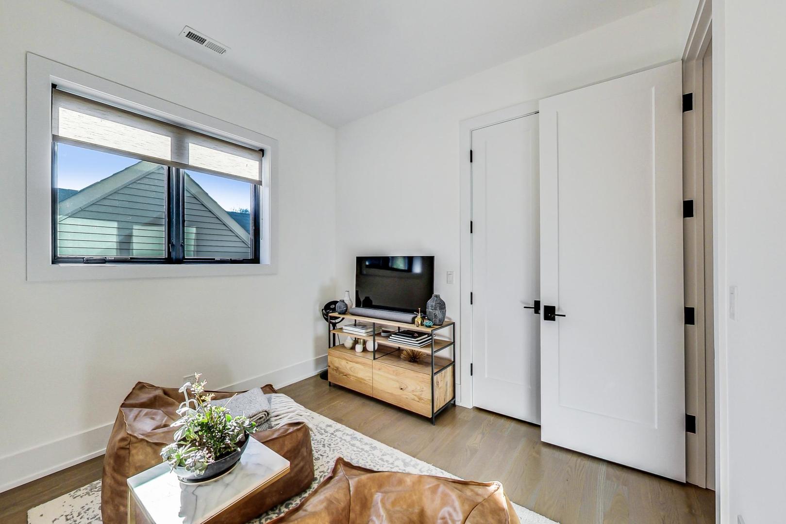 2761 N Kenmore Avenue Unit: 3