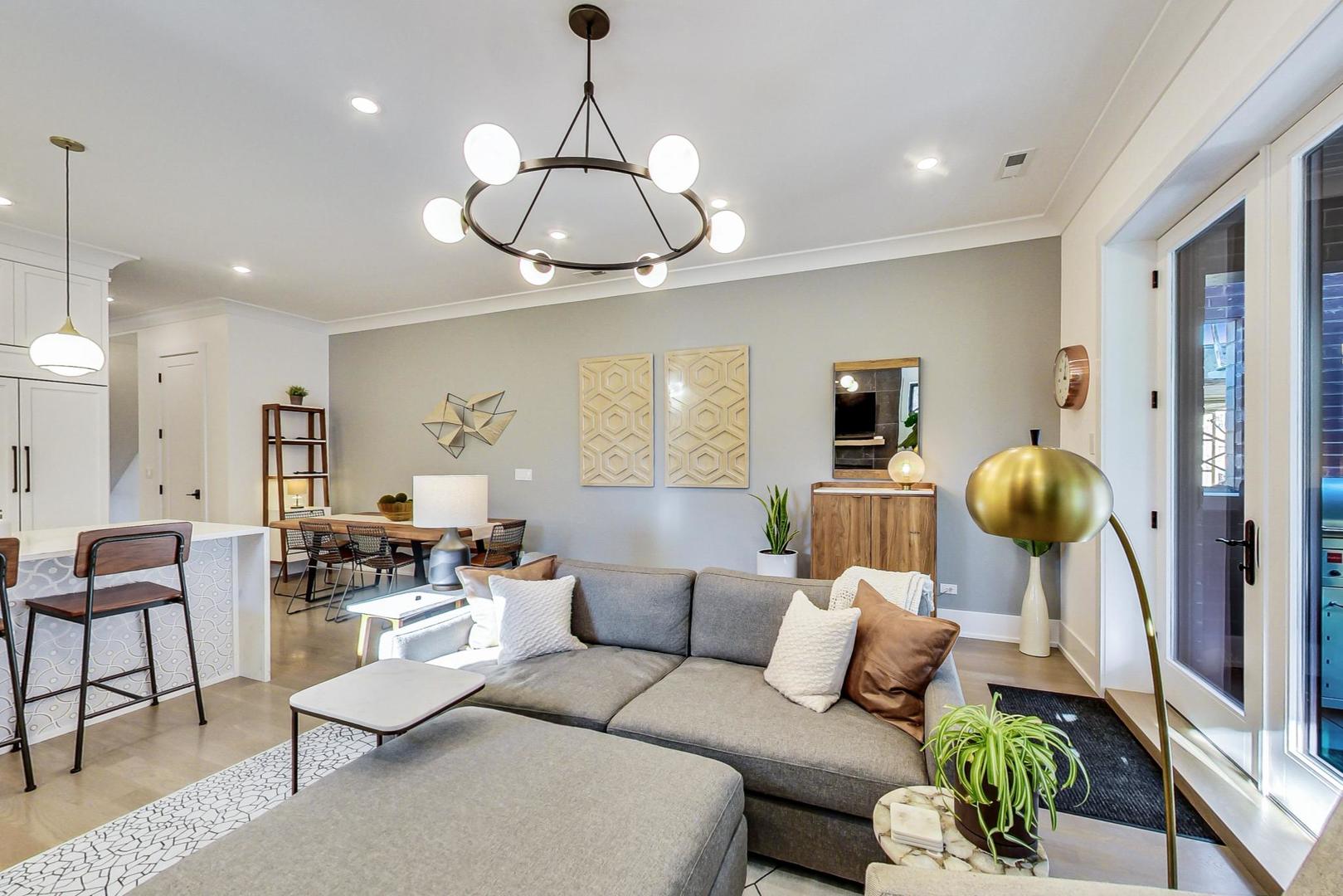 2761 N Kenmore Avenue Unit: 3