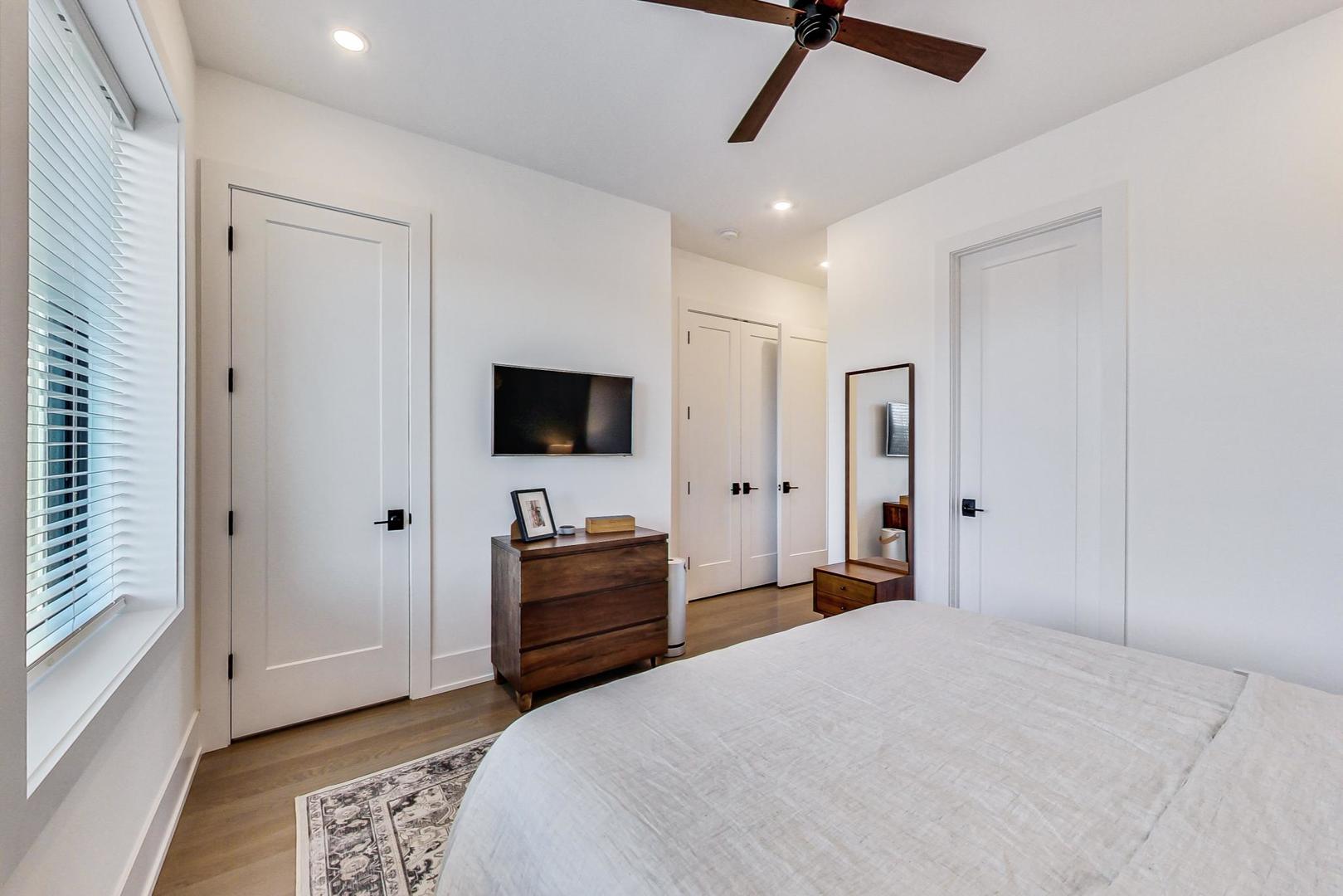 2761 N Kenmore Avenue Unit: 3